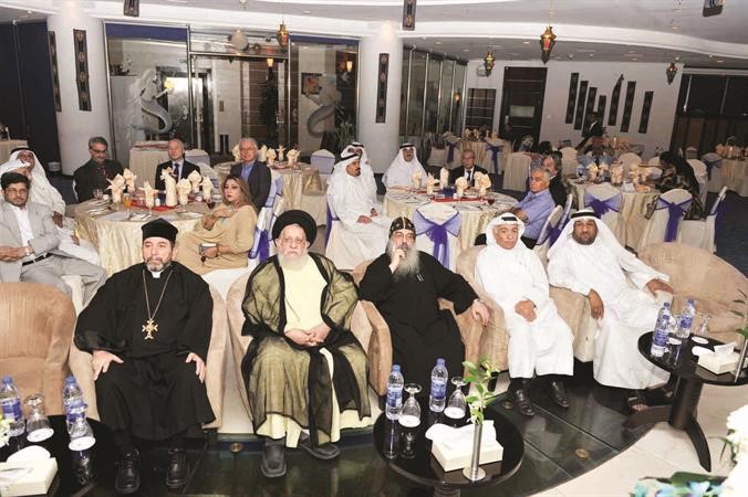 السيد محمد المهري والقس عمانويل غريب مع بعض الحضور	 هاني عبدالله﻿