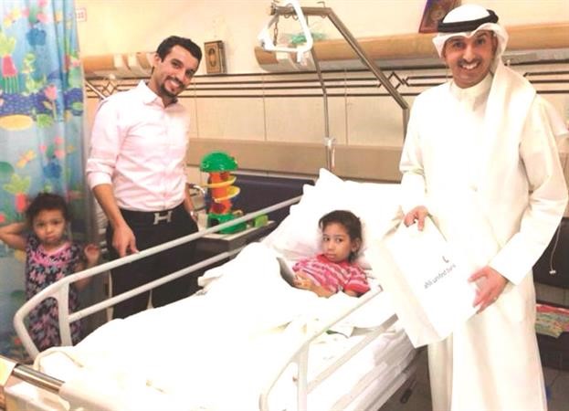 موظفون من العلاقات العامة بـ المتحد يقدمون الهدايا لاطفال مستشفى الرازي ﻿