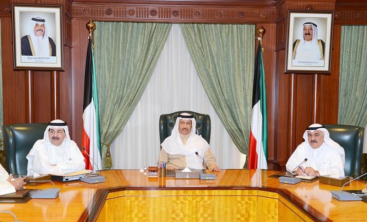 سمو رئيس الوزراء الشيخ جابر المبارك مترئسا جلسة امس ويبدو الشيخ احمد الحمود ومصطفى الشمالي﻿