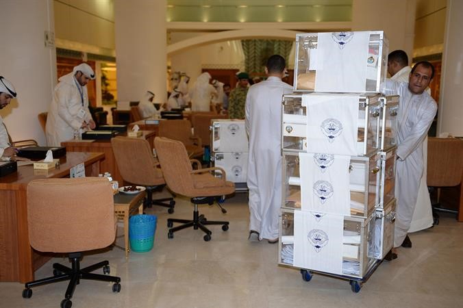 صناديق الانتخابات مختومة بالشمع الاحمر اثناء تسليمها الى امانة مجلس الامة﻿