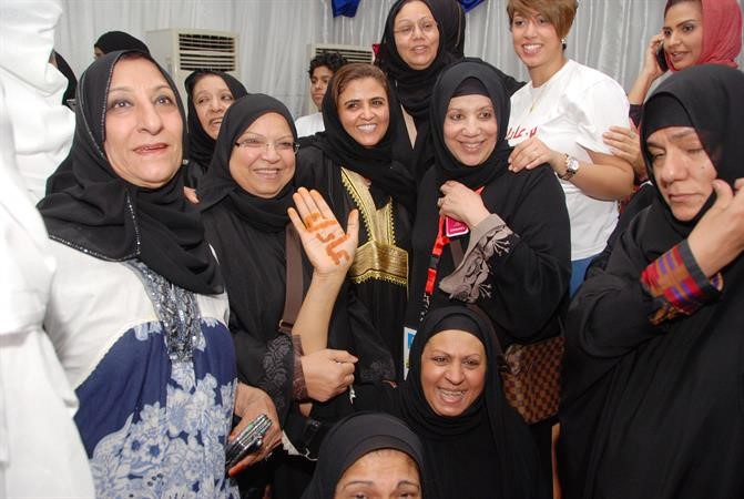 ام مساعد وسط مجموعة من المهنئات