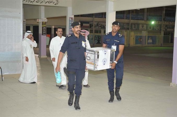 نقل صناديق الاقتراع تمهيدا لبدء الفرز اسامة ابوعطية
