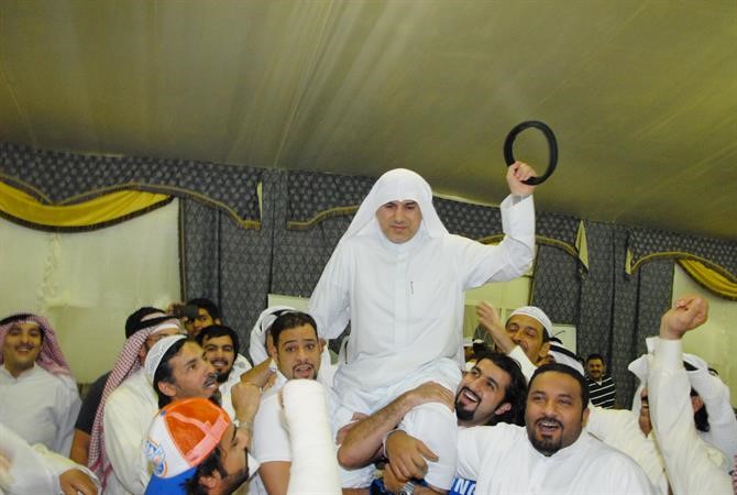 ﻿مؤيدو عبدالله التميمي يحتفلون معه بفوزه في الانتخابات	 عباس مكحل﻿