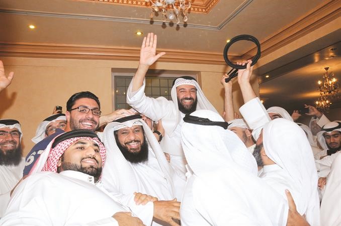 علي العمير محمولا على الاكتاف