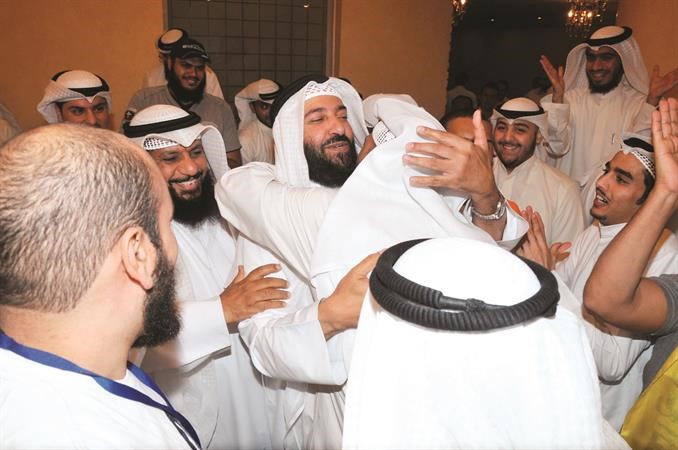 احد ناخبي الثالثة يعانق علي العمير قاسم باشا