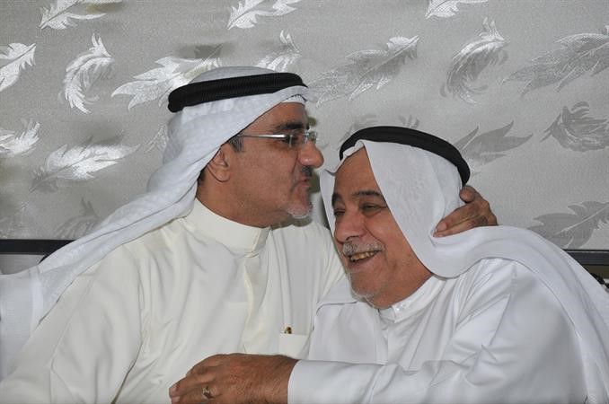 خليل عبدالله يطبع قبلة على جبين احد ابناء الدائرة