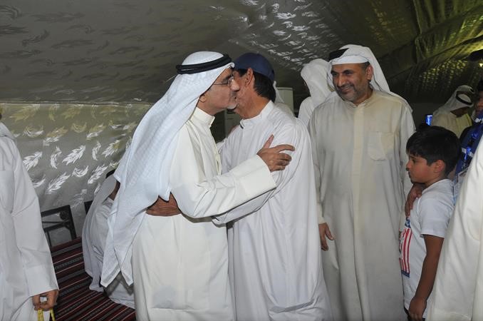 احد الناخبين يهنئ خليل عبدالله بالفوز