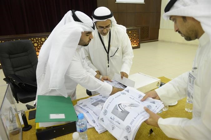 اعضاء احدى اللجان بعد انتهاء الفرز