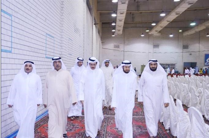 وليد شعيب وابراهيم العتيبي يتجولان في الساحات المجاورة للمسجد ﻿
