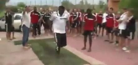 بالفيديو.. مقطع نادر لنادٍ إنجليزي يلزم لاعبيه بالسير على الجمر