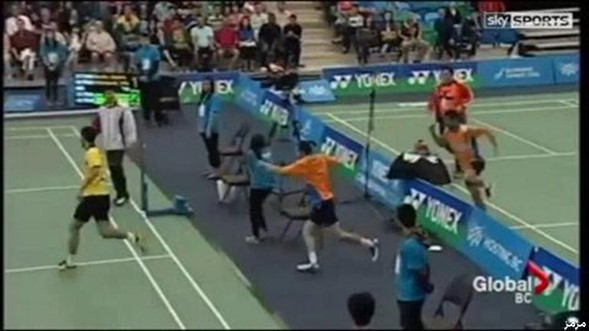 بالفيديو: لاعب تنس ريشة يعتدي على زميله أثناء المباراة