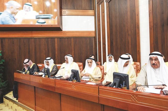 وزراء بحرينيون يحضرون جلسة استثنائية لمجلس الشورى في المنامة 	افپ﻿