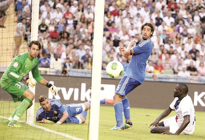 هدف مهاجم ريال مدريد كريم بنزيمة في مرمى باريس سان جرمان	 افپ﻿
