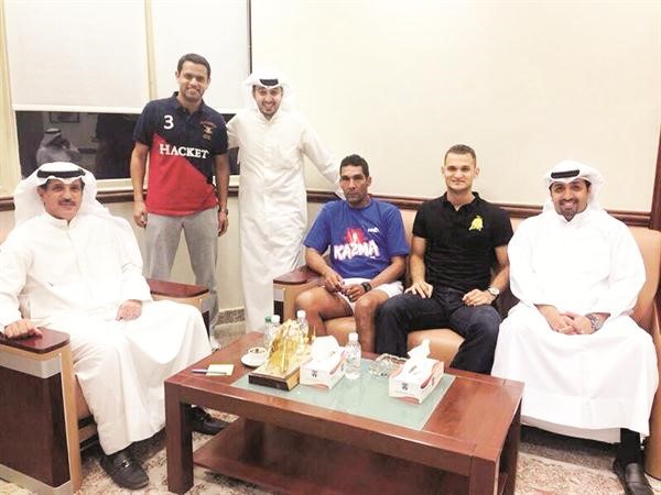 رئيس نادي كاظمة اسعد البنوان مع المدرب داسيلفا وبرونو كماتشو 