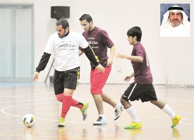 عبدالعزيز الشمري يمر من المدافعين وفي الاطار دبادي الدوسري