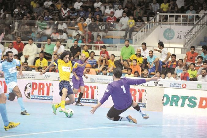لاعب النصر السعودي يحاول تخطي الحارس 