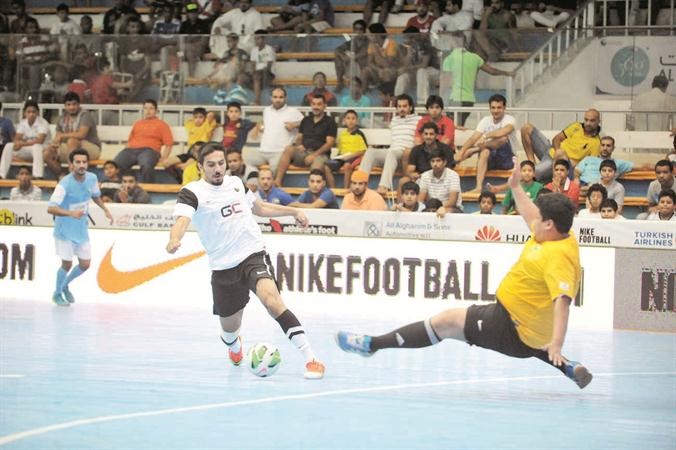 طيران من الحارس لمنع اللاعب من المرور 