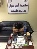 الشاب في مديرية امن حولي بعد ضبطه﻿
