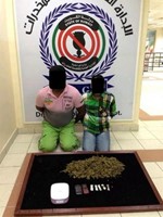 الوافدان وامامهما المضبوطات﻿