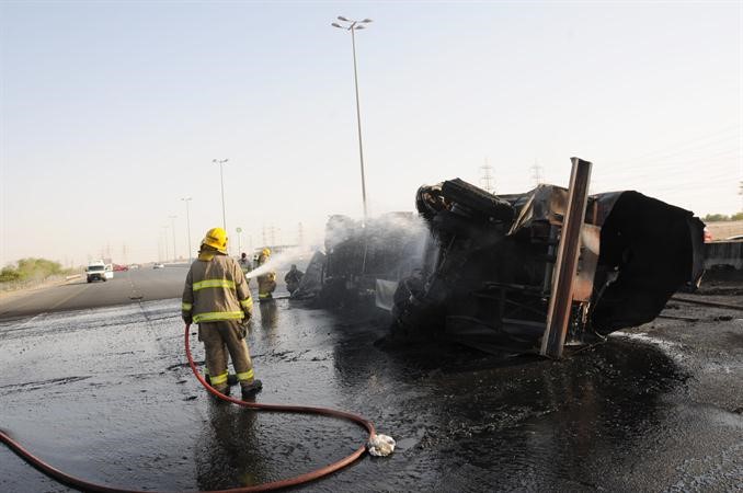 رجال الاطفاء خلال تعاملهم مع حريق الصهريج﻿
