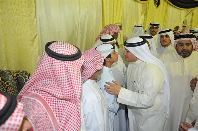 عسكر العنزي مستقبلا مهنئيه
