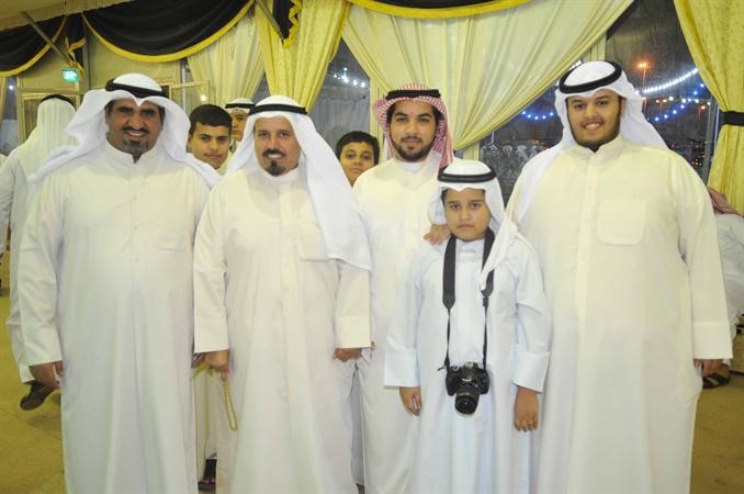 الزميل بداح العنزي ومجموعة من المهنئين
