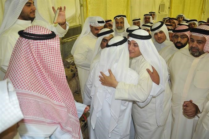 ابناء الدائرة الرابعة التفوا حول عسكر العنزي لتهنئته