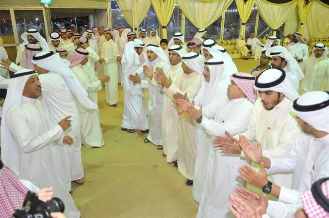  اهالي الرابعة يؤدون الدحة فرحا بفوز عسكر العنزي
