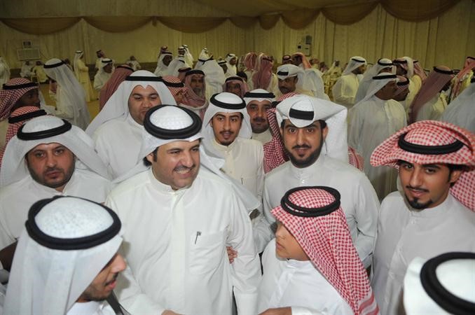 النائب سلطان الشمري وسط محبيه سعود سالم
