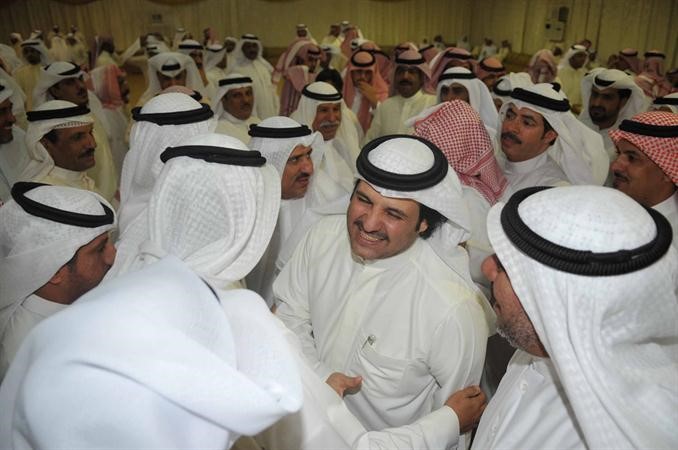 سلطان الشمري يتلقى التهاني بالفوز
