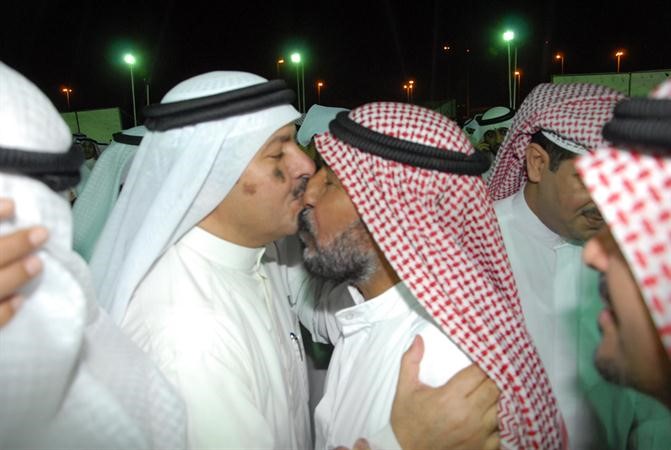 ماجد موسى يبادل احد ابناء الدائرة التحية﻿