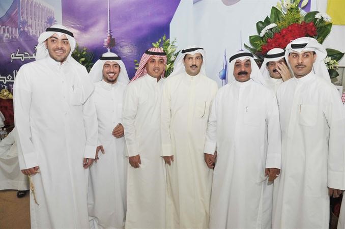 عبدالله العدواني متوسطا مجموعة من ابناء الدائرة الرابعة