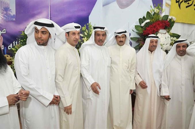 النائب عبدالله العدواني متوسطا عددا من مهنئيه 