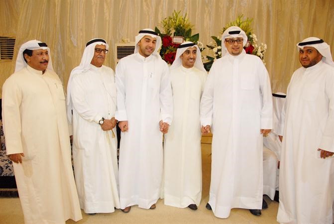 الطاحوس متوسطا مجموعة من المهنئين