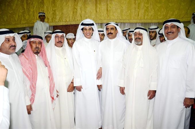منصور العليان متوسطا بعض اهالي الدائرة الرابعة من مهنئيه