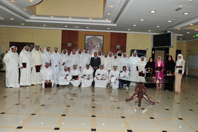 النفيسي يتوسط المشاركين في مسابقة المهارات العالمية﻿