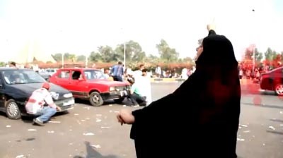 بالفيديو.. مصرية تواجه الرصاص بالتكبير في مجزرة المنصة