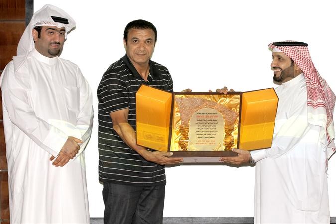 الهذال يكرم المعلق احمد الطيب﻿