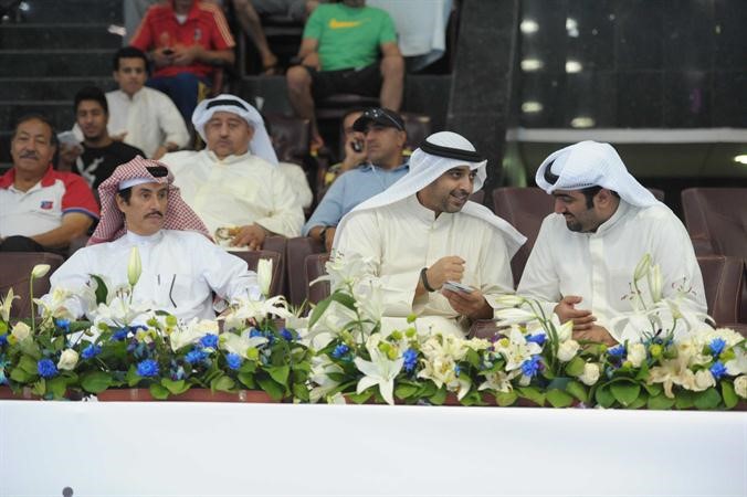 الشيخ محمد العبدالله يتوسط خالد الروضان والرميحي﻿