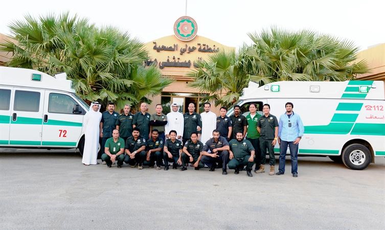 فريق العلاقات والاتصالات يتوسط فريق الطوارئ الطبية ﻿