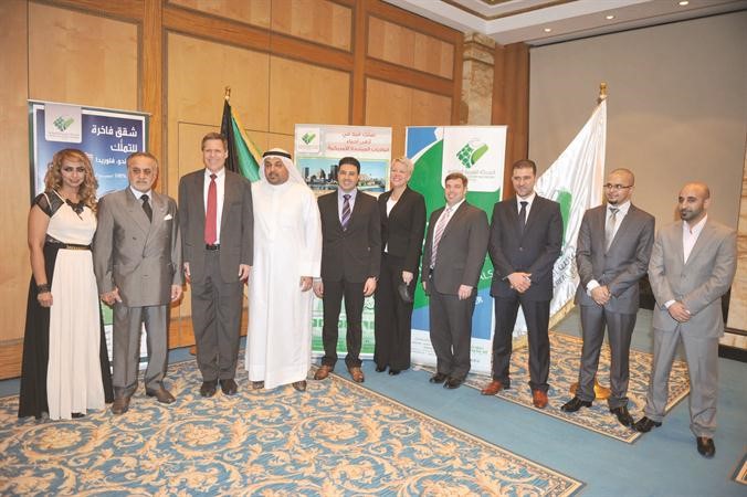 السفير الاميركي متوسطا حسان حوحو وعبدالعزيز حوحو﻿