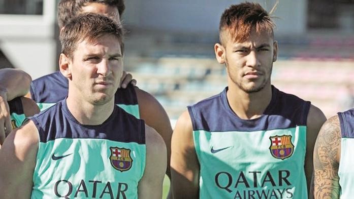 نيمار بجوار ميسي في تدريب برشلونة رويترز