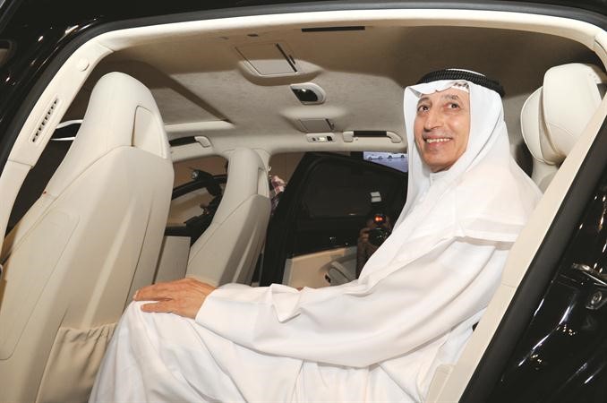 علي مراد بهبهاني يستطلع فخامة السيارة في المقاعد الخلفية للسيارة الجديدة 