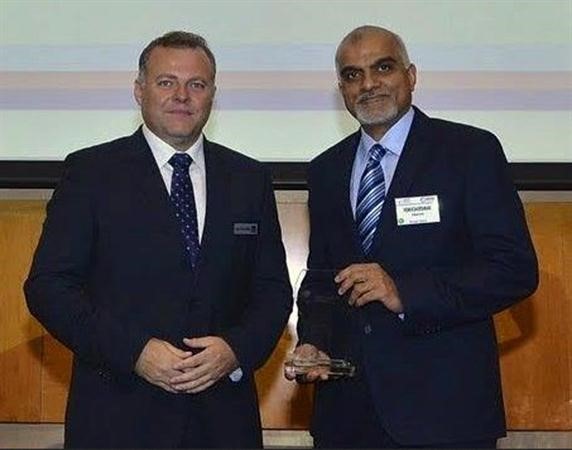 فينكات مينون يتسلم الجائزة﻿