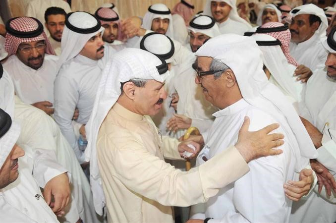 ويتلقى التهنئة من احد ابناء الدائرة الرابعة﻿