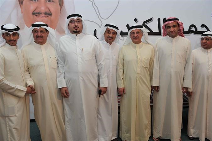 الكندري مع مجموعة من ابناء الدائرة المهنئين﻿
