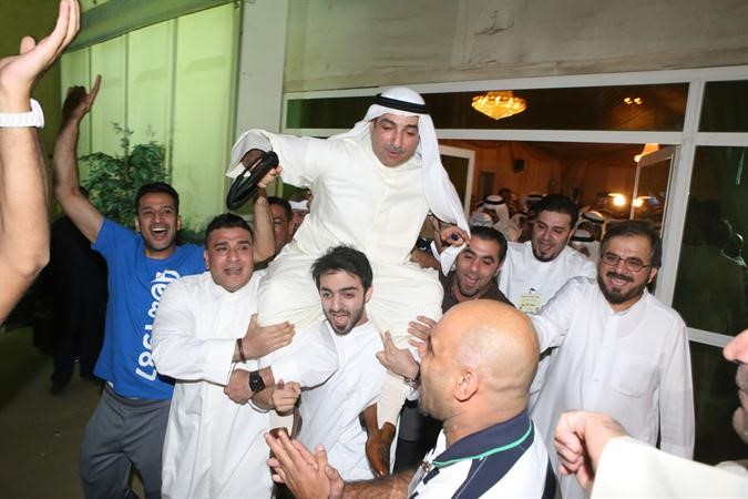 اهالي الدائرة الثالثة يحملون جمال العمر على اكتافهم فرحا بفوزه﻿