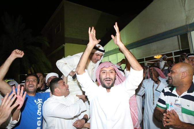 محبو جمال العمر يهتفون فرحا بفوزه﻿