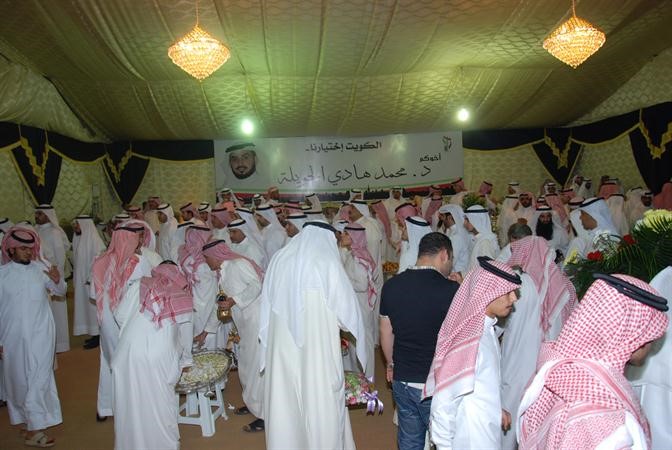 اهالي الدائرة الخامسة في ديوان الحويلة يهنئونه بالنجاح﻿