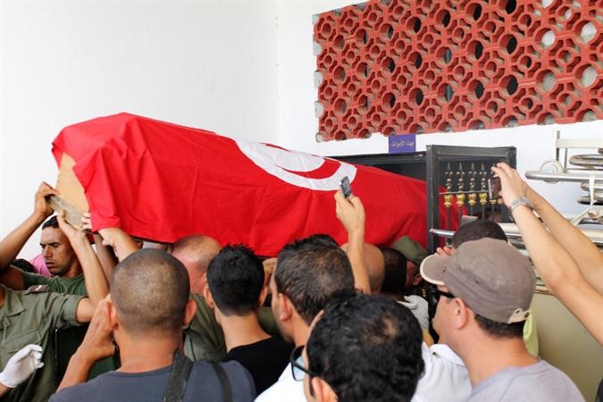 تونسيون يشيعون مجموعة من الجنود الذين قتلوا في كمين مساء امس الاول 	اپ﻿